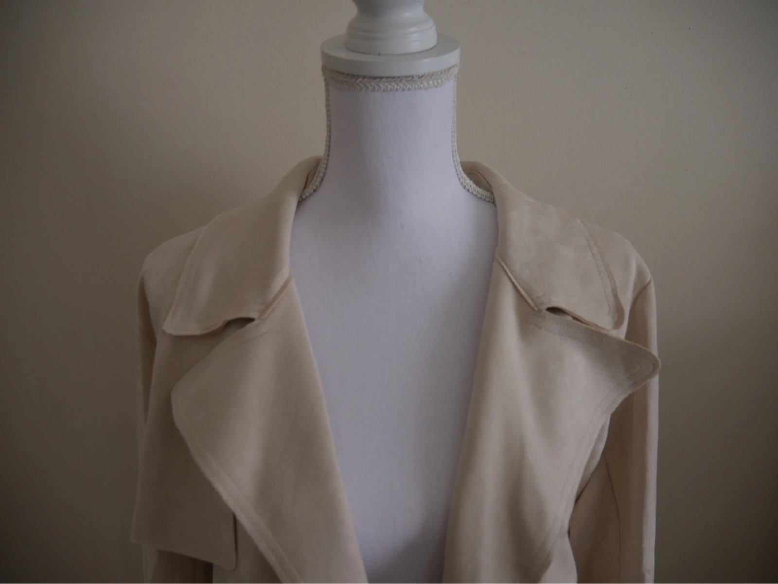 Trench en suédine beige - marque Charlior - neuf  – photo 3
